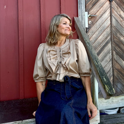 Ida kråsblus med knäppning, camel