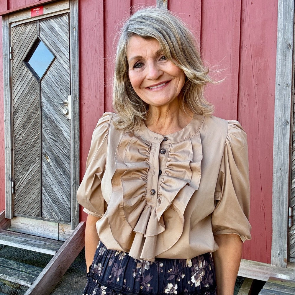 Ida kråsblus med knäppning, camel