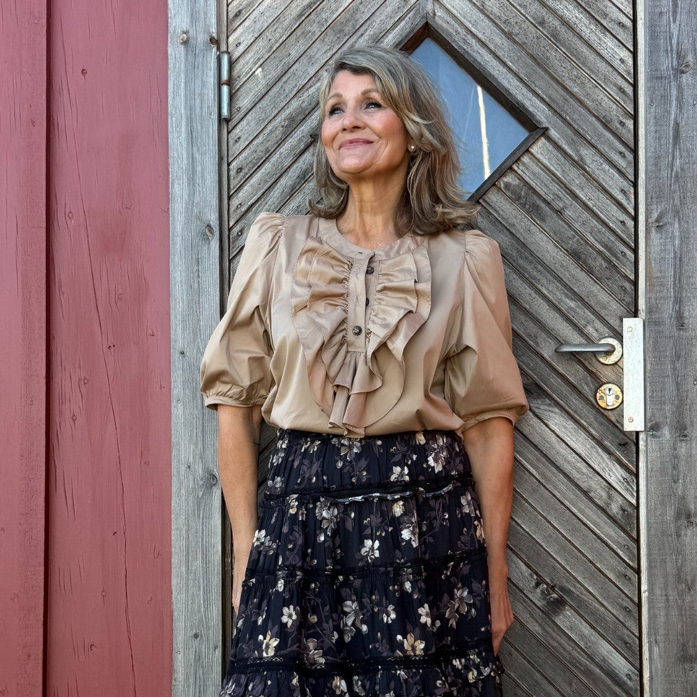 Ida kråsblus med knäppning, camel