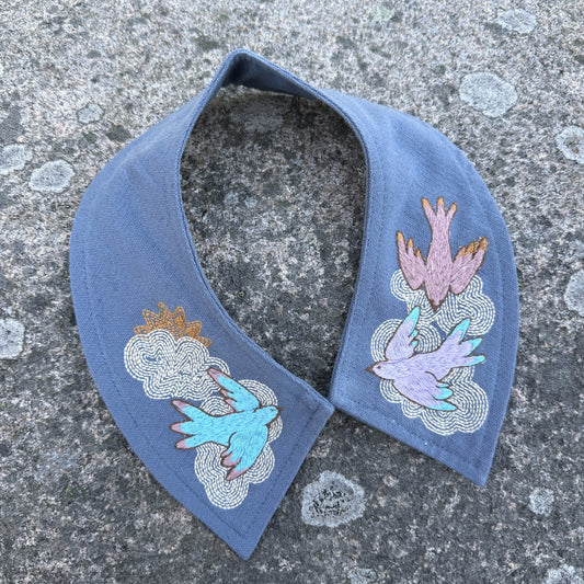 Krage, broderad med fåglar