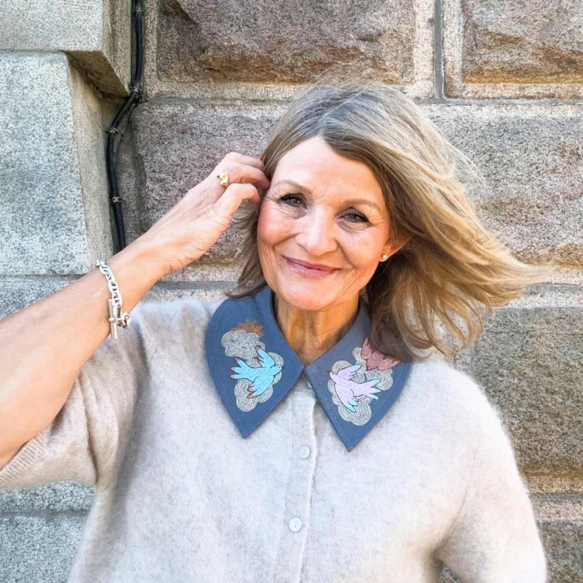 Krage, broderad med fåglar